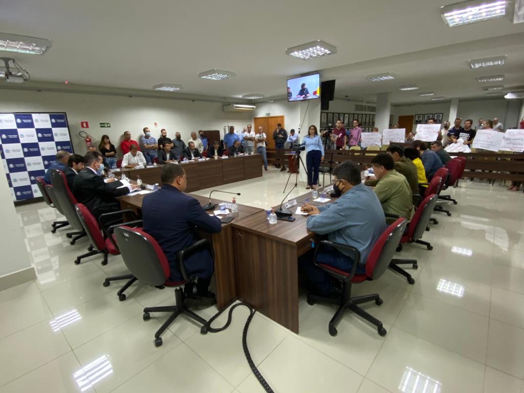 Em reunião extraordinária, Câmara Municipal de Patos de Minas rejeita vetos do prefeito às proposições de lei de internação involuntária e de reajuste do subsídio de vereador 