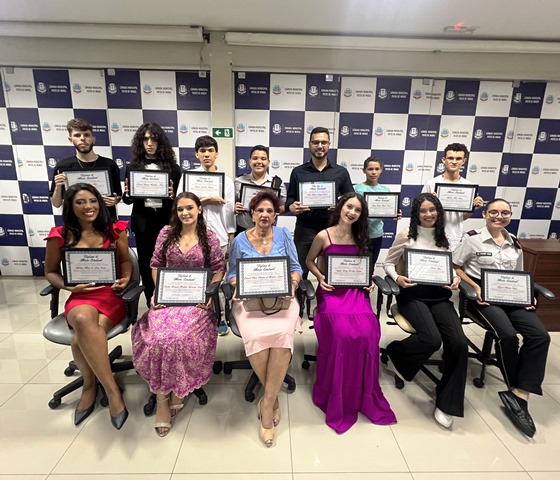 Câmara Municipal de Patos de Minas condecora estudantes com diploma de Mérito Estudantil
