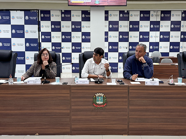 Vereadores, profissionais da educação e comunidade escolar debatem sobre período de adaptação e datas comemorativas nos CMEIs e escolas municipais