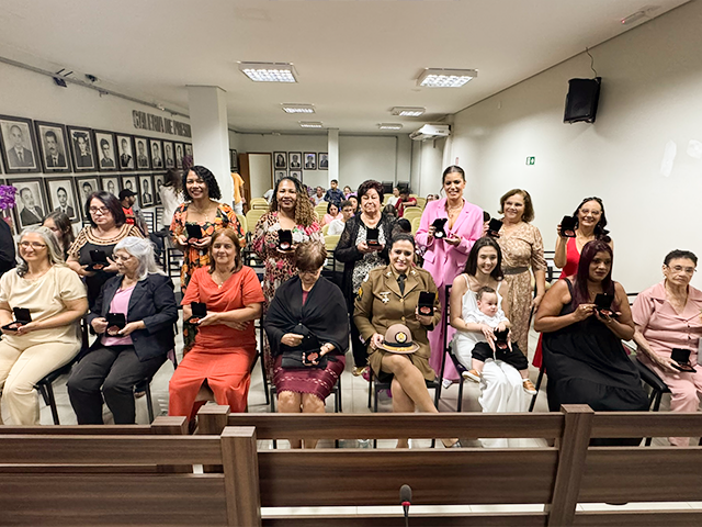 Sinônimos de amor e resiliência, mães são homenageadas pela Câmara Municipal 