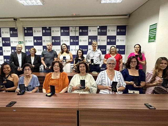 Câmara Municipal de Patos de Minas condecora educadores municipais aposentados com Medalha de Mérito
